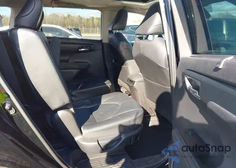 2021 Toyota Highlander Xle z USA, uszkodzony, nr VIN 5TDGZRAH7MS039295